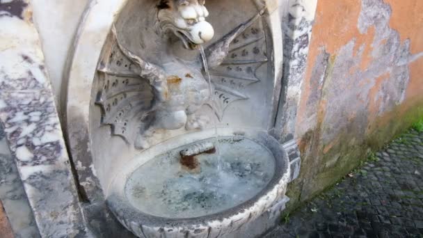 Traditionele openbare gebeeldhouwde fontein in Rome centrum, 4k stromend water — Stockvideo