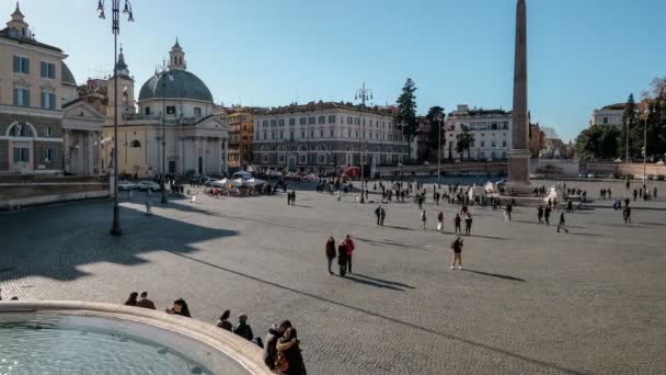 Rome, People tourists walk on famous popolo square while taking pics,timelapse — ストック動画