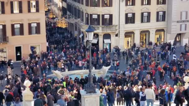 Roma, itália - dezembro 14 2019: Vista superior dos famosos passos espanhóis com as pessoas que os turistas andam para fazer compras, roma 4k — Vídeo de Stock