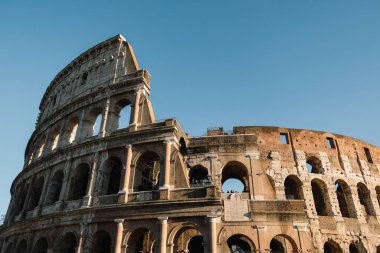 Turkuaz gökyüzünde eski imparatorluk kolezyum cephesi mimarisi, insan ziyaretçileri, Roma