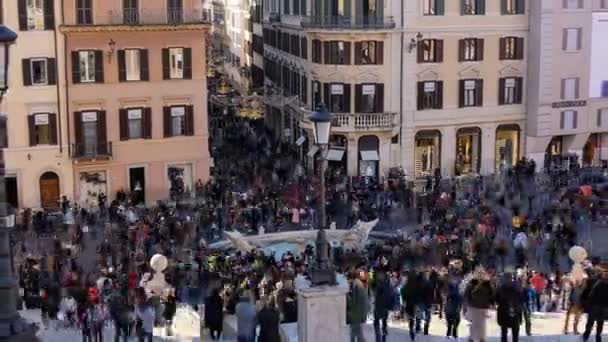 Zoom sur la vue aérienne des célèbres marches espagnoles, les gens marchent pour faire du shopping, rome 4k — Video