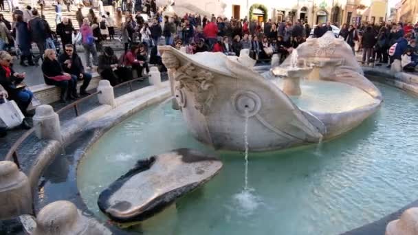 Rome, Italië - 14 december 2019: Beroemde traditionele bernini fontein barcaccia in Rome, mensen lopen in beweging 4k — Stockvideo