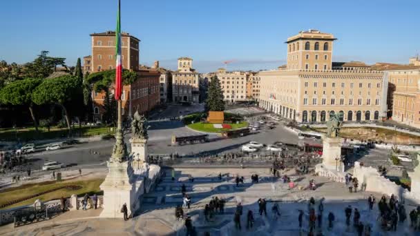 Ρώμη κορυφή άποψη timelapse, κίνηση της κυκλοφορίας, οι άνθρωποι περπατούν, ιταλική σημαία, τα μέσα μαζικής μεταφοράς — Αρχείο Βίντεο