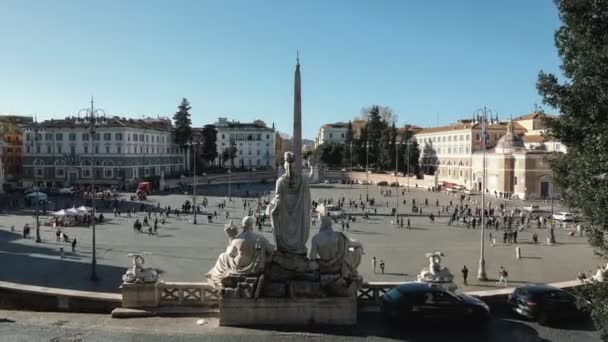 Rome,People walk on famous popolo square,traffic motion,zoom in timelapse — Stockvideo