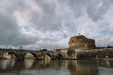 Roma, Santangelo kale manzarası turistlerin yürüdüğü, tiber nehir kenarı