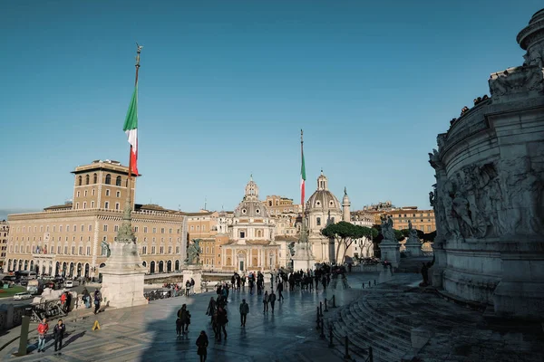 Rom, Besucher des Nationaldenkmals auf dem venezianischen Platz mit Touristenmassen — Stockfoto