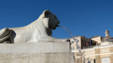 Roma Popolo Meydanı 'nda ünlü aslan heykeli çeşmesi, 4k su akışı