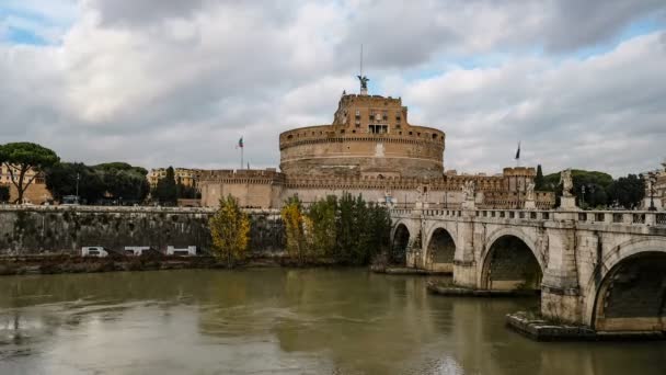 Rome, Santangelo vue sur le pont du château, les touristes, le débit de l'eau de la rivière, timelapse — Video