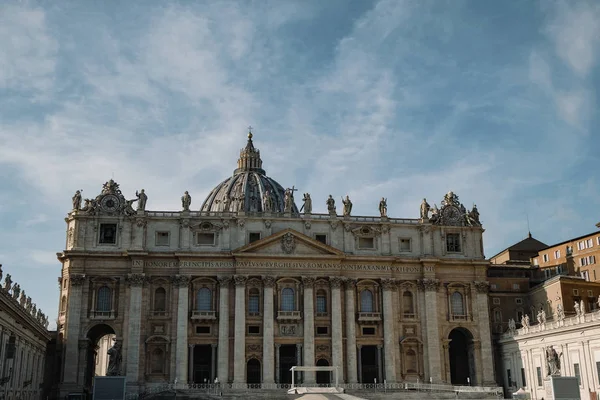 Vatikanischen, beeindruckenden st peters Kirchenfassade über türkisfarbenem Himmelshintergrund, Italien — Stockfoto