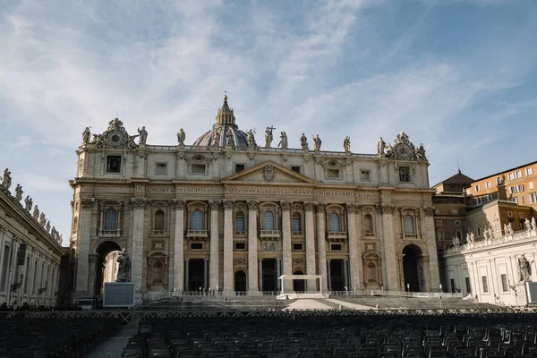 Vatikanischen, beeindruckenden st peters Kirchenfassade über türkisfarbenem Himmelshintergrund, Italien — Stockfoto