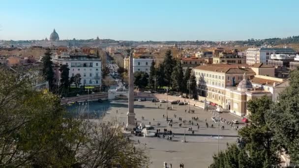 Rooma, zoom näkymä Ihmiset kävelevät kuuluisa popolo aukiolla, liikenne liike timelapse — kuvapankkivideo