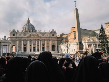 Roma 'daki hacılar ve rahibeler Aziz Peters Bazilika Meydanı, Noel zamanı 