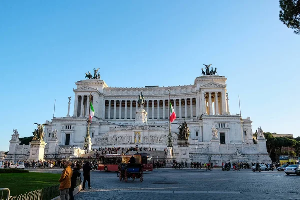 Rom, nationales denkmal in venezia platz mit touristen und verkehr, italien — Stockfoto