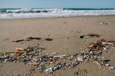 Mikro plastik deniz kıyısı kirliliği, kirlenmiş ekosistem gezegeni tasarruf kavramı