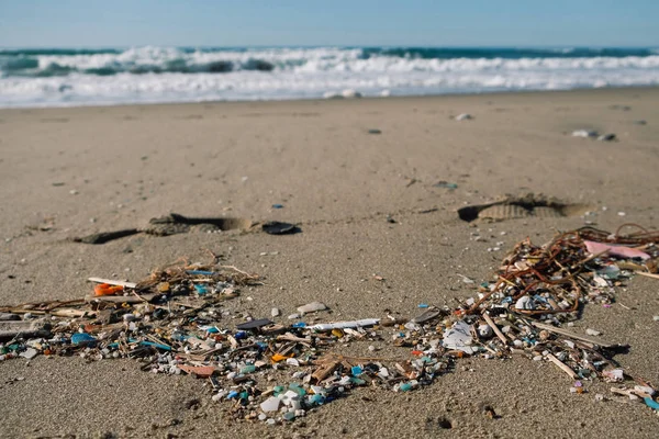 Mikro plastik deniz kıyısı kirliliği, kirlenmiş ekosistem gezegeni tasarruf kavramı
