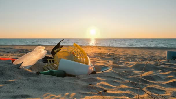 Пластикова купа сміття на морському заході сонця, забруднена природа і люди — стокове відео