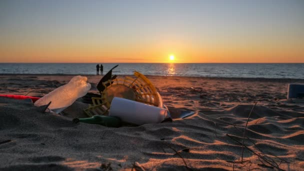 Montón de basura de plástico en el movimiento de la costa del mar puesta del sol, naturaleza contaminada, la gente timelapse — Vídeo de stock