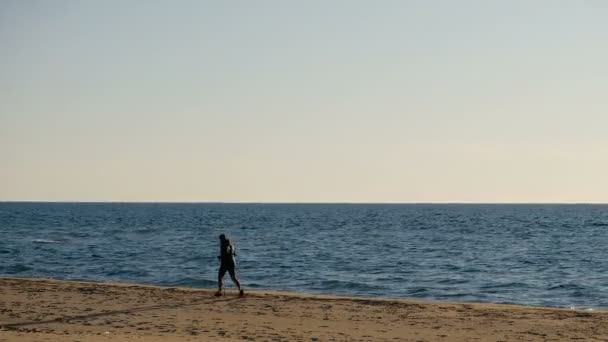 Fitness człowiek działa na dzikim brzegu morza, zdrowy styl życia trening 4k ruchu, Włochy — Wideo stockowe