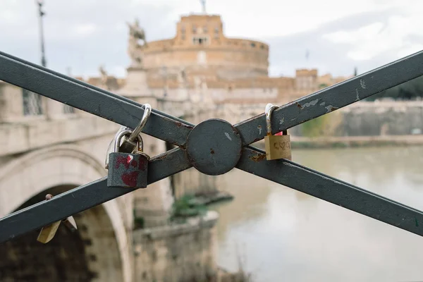 Liebesschlösser auf Santangelo-Burg verschwommener Hintergrund in Rom, Valentinstag — Stockfoto