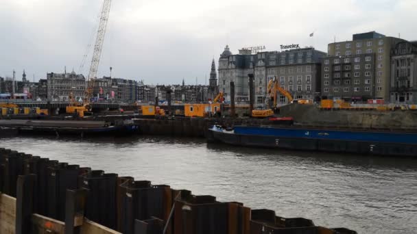 Máquina de bulldozer que trabaja en la resistencia de los canales de Ámsterdam, construcción de la ciudad holandesa, 4k — Vídeo de stock