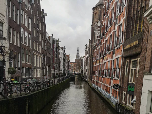 Традиционные здания канала вид на центр Амстердама, холланд — стоковое фото