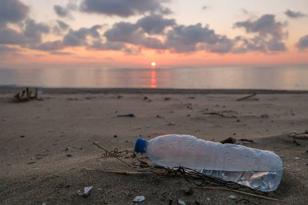 Resíduos de garrafas de plástico na costa do mar selvagem, hora do pôr do sol, planeta salvar, cilento itália — Fotografia de Stock