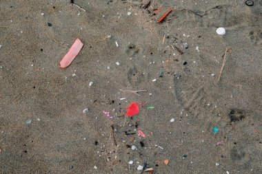 Kumlu deniz kıyısında mikro plastik çöp, gezegen tasarruf konsepti, cilento italy 
