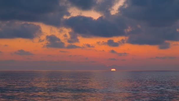 Céu vermelho inspirador do por do sol com ondas do mar que salpicam o movimento, sol vai para baixo italy — Vídeo de Stock