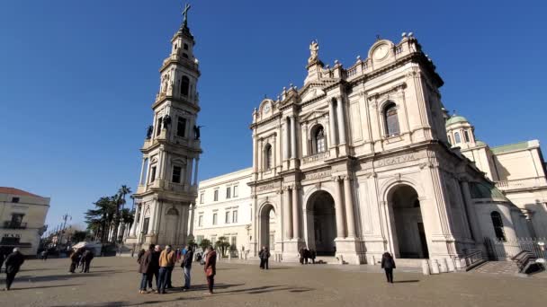 ポンペイ、人々はイタリアの宗教的な教会の聖域大聖堂を歩く巡礼者 — ストック動画