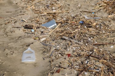 Kış fırtınası sonrası endüstriyel plastik atık kirliliği, doğa hasarı