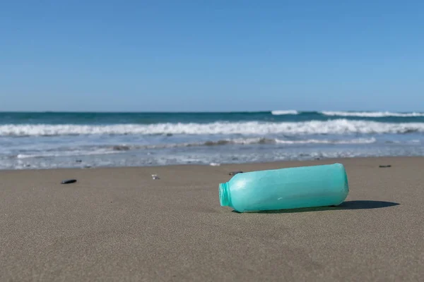 Plastikseifenbehälter auf wild verschmutztem Meeresküsten-Ökosystem, industriellem Müll — Stockfoto