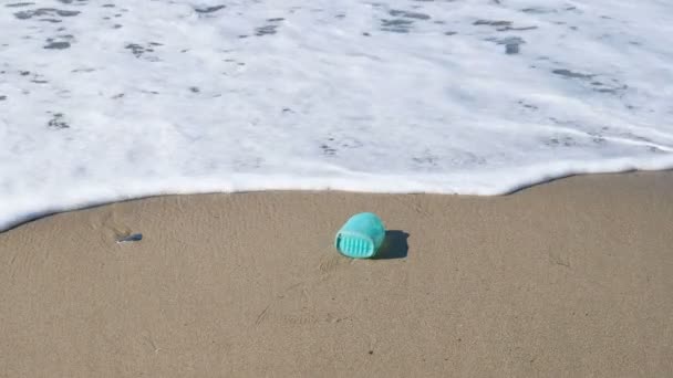 Пластиковый мыльный контейнер течет в морских волнах берега, грязная экосистема, промышленный мусор — стоковое видео