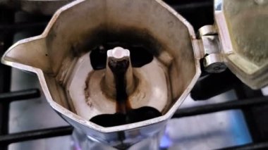 Sabah ev yapımı İtalyan espresso kahve, moka makinesi, kafein bağımlılığı. 