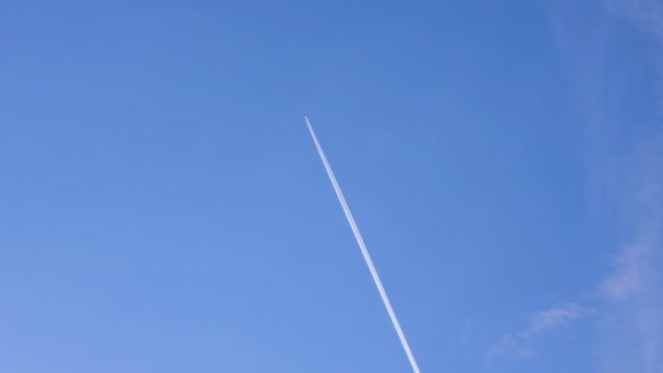 Aereo che vola su cielo blu profondo con tracce di vapore chimico, trasporto turistico — Video Stock