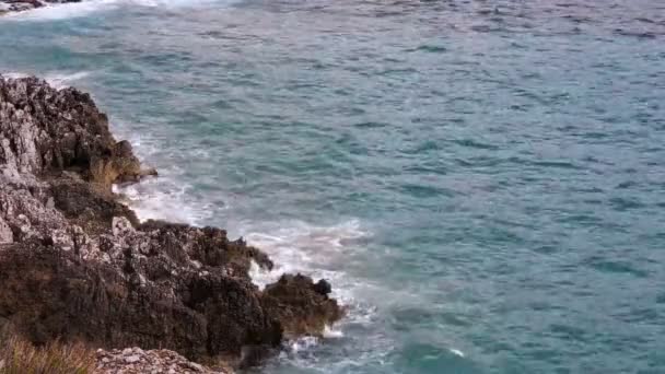 Imponerande kraschar stormiga vågor på steniga havskusten, dåligt väder rapport, cilento — Stockvideo