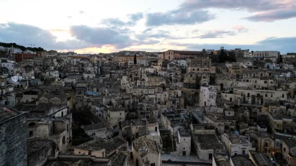 Sunset view of old town architecture of matera,italy,night illuminated timelapse — ストック動画