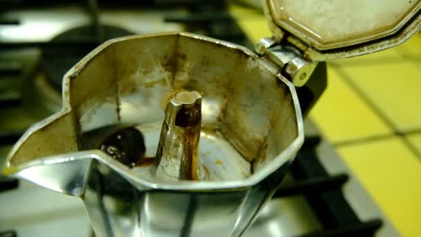 Café expresso italiano caseiro com máquina de moka, hábito de dependência de cafeína — Vídeo de Stock