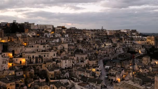 Solnedgång syn på upplysta stads tak av matera, italy, natt atmosfär timelapse — Stockvideo