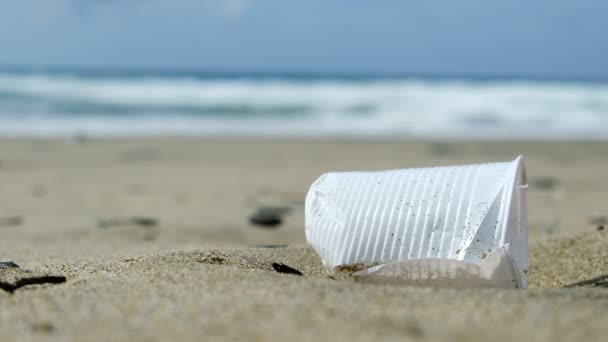 Plastikglasmüll am Sandstrand verschwimmt Wellenbewegungen, verschmutzte Natur, Cilento — Stockvideo