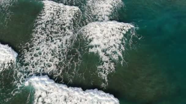 Vedere aeriană zburătoare a valurilor stropind mișcarea, gradient turcoaz albastru apă de mare — Videoclip de stoc