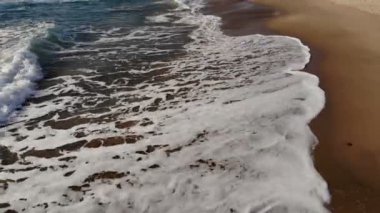 Dron hava görüntüsü dalgaların sıçraması, kumlu deniz kıyısında uçmak, cilento 4k