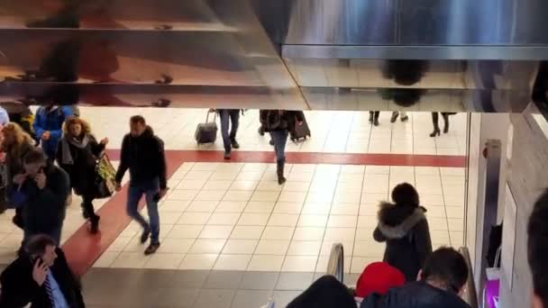 Rom, Italien - februar 28 2020: Rush folk Passagerer gå rundt termini togstation hub, Rom, transport – Stock-video