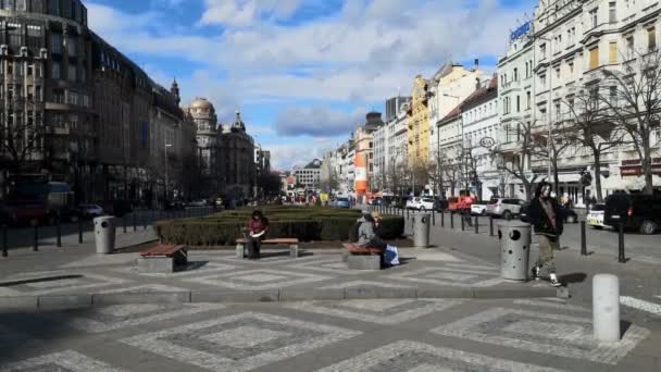 People tourists enjoy sunny day in san wenceslas square in prague,czech traffic — Stockvideo