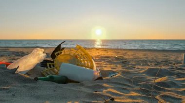 Plastik çöp yığını plajda gün batımı deniz hareketi, kirlenmiş doğa, insanlar zaman kavramı