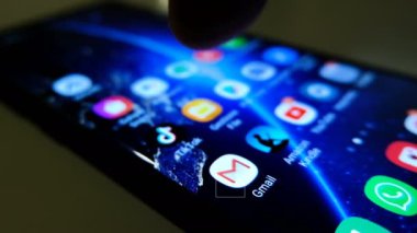 Akıllı telefon görüntüsü, Google gmail uygulaması e- posta sörfü, haber, karanlık tema