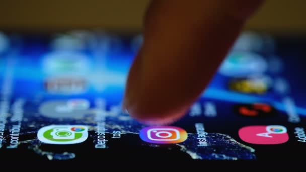 Blick auf Smartphone und Instagram-App, Süchtige in sozialen Netzwerken, Nachrichten im Web