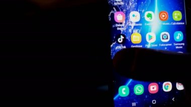 Akıllı telefon görüntüsü, Google gmail uygulaması e- posta sörfü, haber, karanlık tema