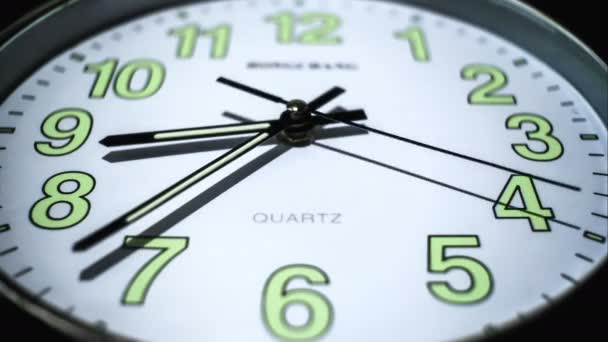 Часы настенного кварца, концепция прохода времени, движение аналоговых часов — стоковое видео