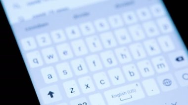 Google aramasında Covid coronavirus yazarak akıllı telefon klavyesi, web iletişimi