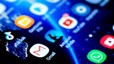 Akıllı telefon görüntüsü, Google gmail uygulaması e- posta sörfü, haber, karanlık tema